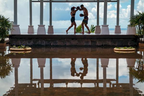 Ein Paar im Boxtraining auf der Dachterrasse des Amatara Welleisure Resorts.