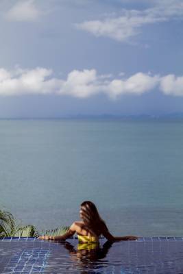 Frau im Pool vor Meer Blick am Amatara Welleisure Resort
