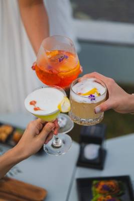 Cocktails im Amatara Welleisure Resort, von Gästen gehalten.