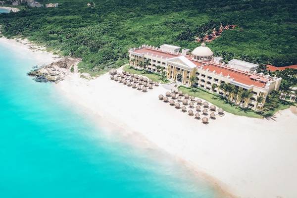 Luftaufnahme des Iberostar Grand Paraiso Hotel mit Strand, Gebäude und Palmen