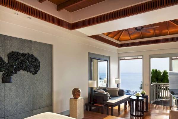 Schlafzimmer im Amatara Welleisure Resort mit Meerblick, großer Bett, Couch, und offenen Türen