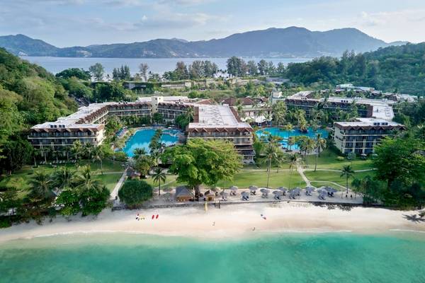 Luftaufnahme des Phuket Marriott Resort & Spa Merlin Beach mit mehreren Pools und einem Strand
