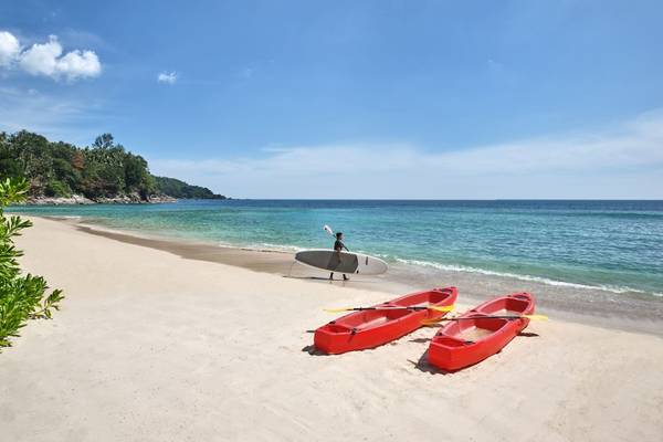 Person am Strand mit Kajaks im Phuket Marriott Resort & Spa Merlin Beach