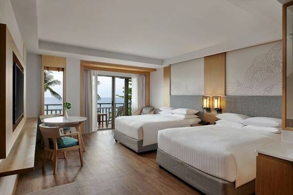 Zimmer im Phuket Marriott Resort & Spa Merlin Beach mit Blick auf den Ozean.