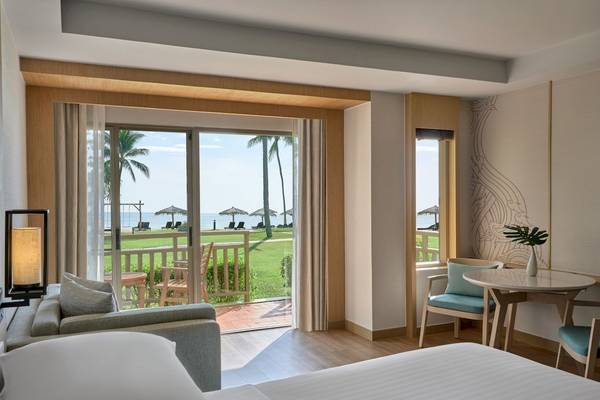 Aussicht aus dem Zimmer des Phuket Marriott Resort & Spa Merlin Beach mit Balkon, Meerblick und luxuriöser Einrichtung.