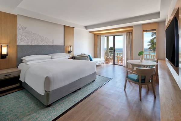 Innenansicht der Suite im Phuket Marriott Resort & Spa Merlin Beach mit Blick auf das Meer.