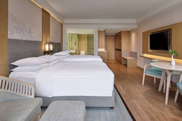 Zimmer im Phuket Marriott Resort & Spa mit zwei Betten, Tisch und Fernseher