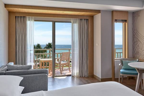 Zimmer im Phuket Marriott Resort & Spa Merlin Beach mit Balkon und Meerblick