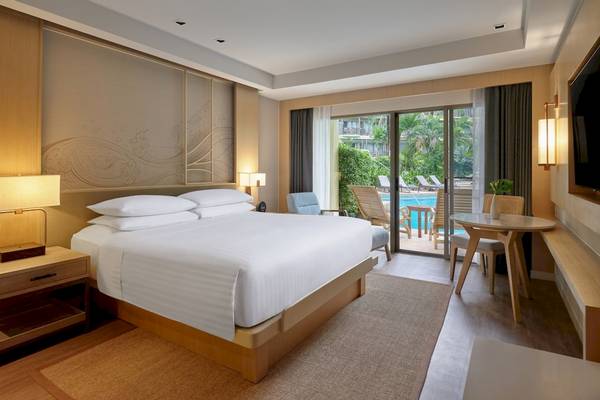 Hotelzimmer im Phuket Marriott Resort & Spa Merlin Beach mit Blick auf den Pool