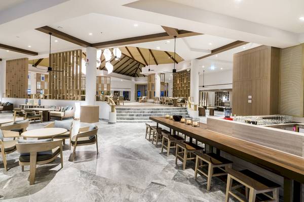 Innenbereich des Phuket Marriott Resort & Spa Merlin Beach mit Sitzgelegenheiten und einer Theke.