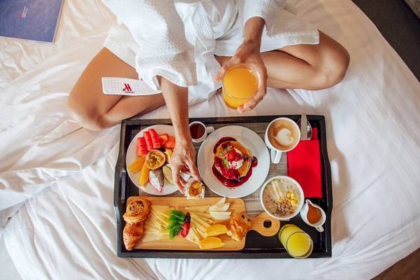 Frühstück im Bett im Phuket Marriott Resort & Spa Merlin Beach
