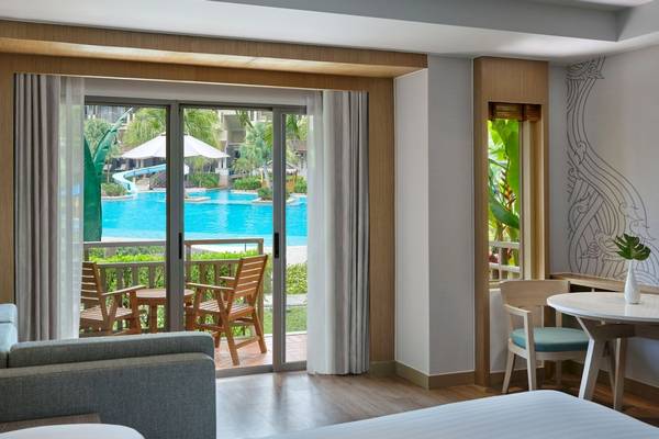 Zimmer im Phuket Marriott Resort mit Blick auf den Pool und einen Wasserrutsche.