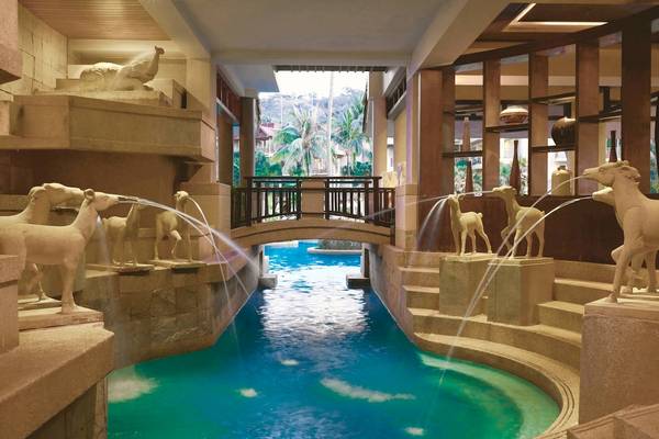 Schwimmendes Becken mit Wasserfontänen und Pferdeskulpturen im Phuket Marriott Resort & Spa Merlin Beach.