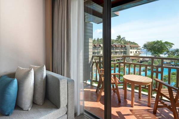 Blick vom Balkon des Phuket Marriott Resort & Spa Merlin Beach auf den Pool