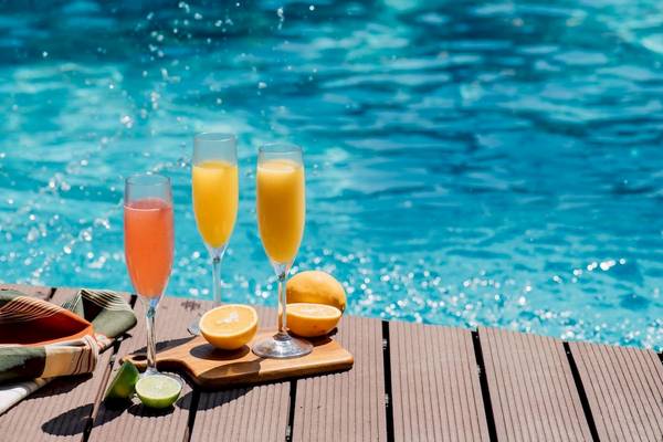 Cocktails am Pool im Phuket Marriott Resort & Spa Merlin Beach