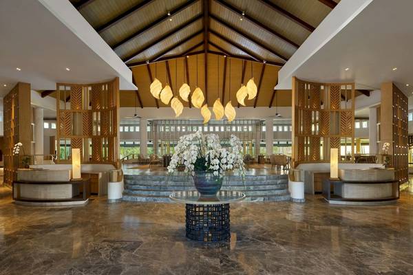 Empfangsbereich des Phuket Marriott Resort & Spa Merlin Beach mit einer Blumenvase auf einem Tisch