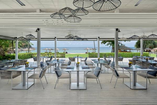 Terrasse Restaurant im Phuket Marriott Resort & Spa Merlin Beach mit Blick auf den Ozean.