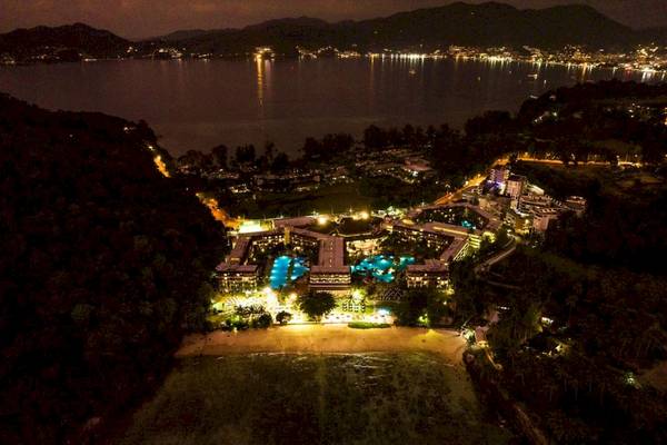 Abendansicht des Phuket Marriott Resort & Spa Merlin Beach mit Blick auf das Meer und die Stadt