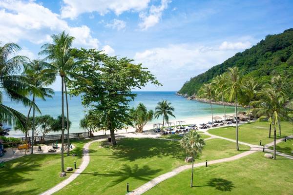 Aussicht auf das Phuket Marriott Resort & Spa Merlin Beach mit Strand, Palmen und Hotelanlagen.