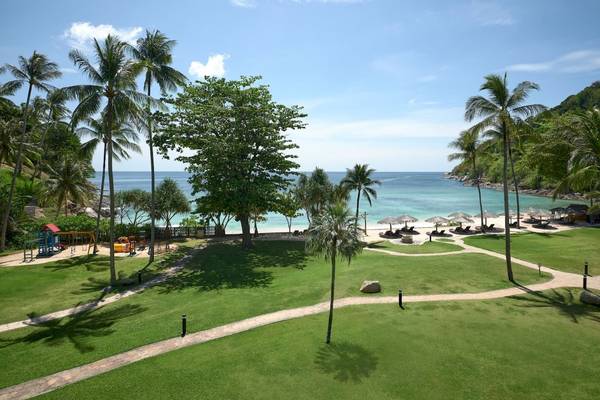 Luftaufnahme des Phuket Marriott Resort & Spa Merlin Beach mit Strand, Palmen und Spielplatz