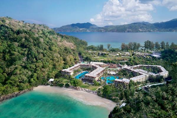 Luftaufnahme des Phuket Marriott Resort & Spa Merlin Beach mit Pool und Meer