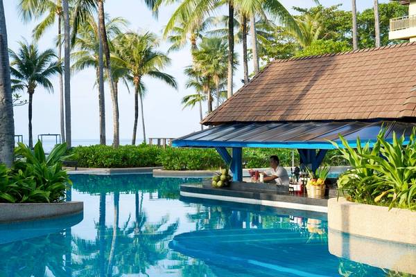 Poolbar im Phuket Marriott Resort & Spa mit Blick auf den Ozean
