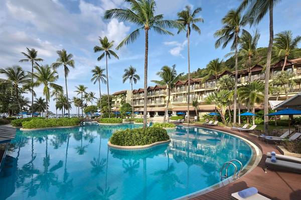 Poolbereich des Phuket Marriott Resort & Spa Merlin Beach mit Palmen und Loungestühlen