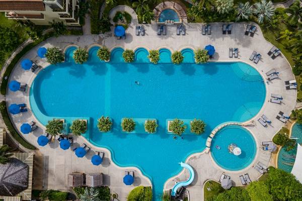 Luftaufnahme des Schwimmbads im Phuket Marriott Resort & Spa am Merlin Beach