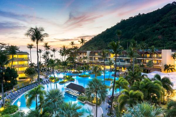 Aussicht auf den Poolbereich des Phuket Marriott Resort & Spa am Merlin Beach