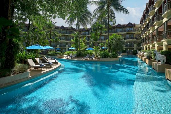 Pool-Loungebereich des Phuket Marriott Resort & Spa am Merlin Beach mit Sonnenliegen und Sonnenschirmen