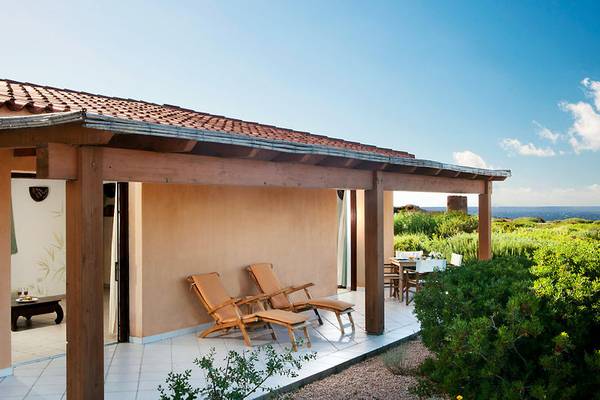 Terrasse des Relax Torreruja Thalasso & Spa mit Sonnenliegen und Meerblick