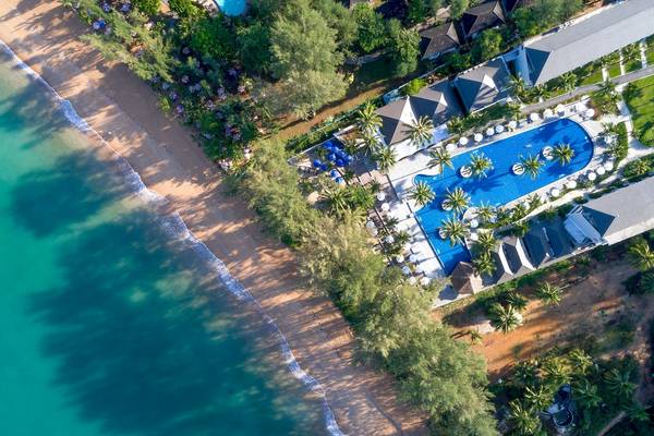 Luftaufnahme des X10 Khaolak Resorts mit Blick auf den Strand und den Pool.