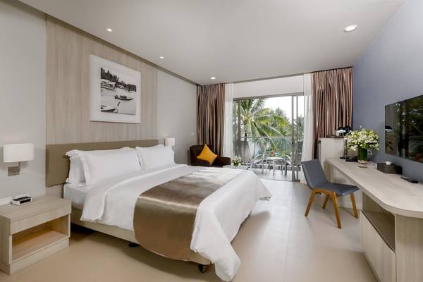 Innenansicht eines Hotelzimmers im X10 Khaolak Resort mit Doppelbett, Balkon und modernen Möbeln.