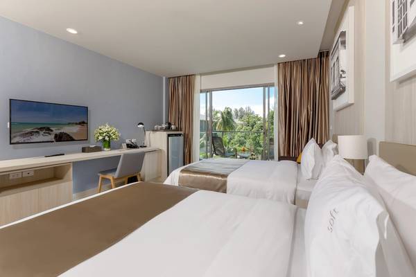 Zwei Betten mit Blick auf den Garten im X10 Khaolak Resort Hotelzimmer.