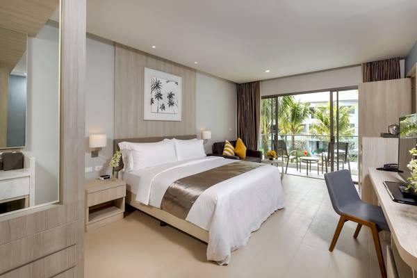 Innenansicht eines Hotelzimmers im X10 Khaolak Resort mit Bett, Möbeln und Terrasse.