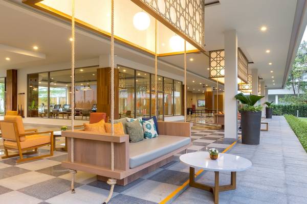 Eingangsbereich des X10 Khaolak Resorts mit einem Sofa und einem Tisch.