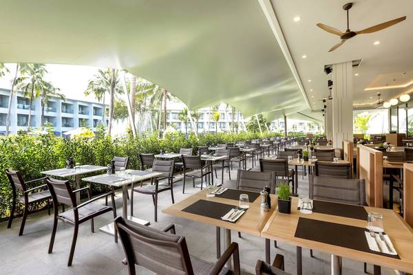 Innenansicht des Restaurants im X10 Khaolak Resort mit vielen Tischen und Stühlen.