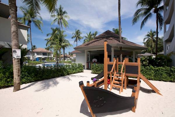 Kinderspielplatz am X10 Khaolak Resort mit Sand und Spielgeräten.