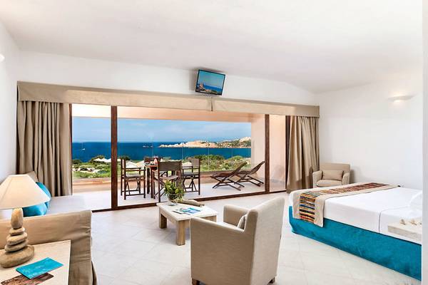 Zimmer im Relax Torreruja Thalasso & Spa mit Meerblick, inklusive Balkon, Tisch, Stühlen und Fernseher.