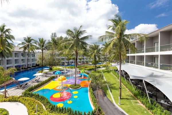 Außenbereich des X10 Khaolak Resorts mit Swimmingpool, Spielbereich und Restaurants.