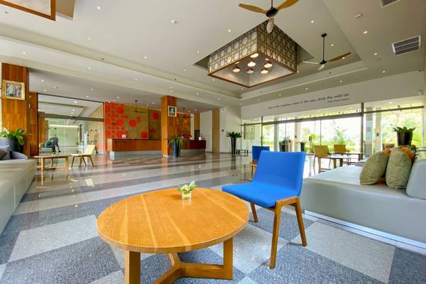 Empfangshalle des X10 Khaolak Resorts mit Sitzbereich und Rezeption im Hintergrund.