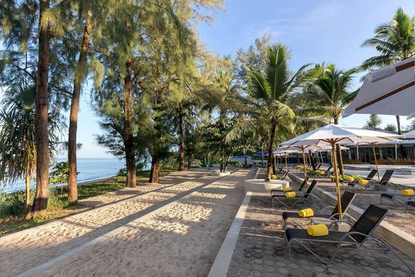 X10 Khaolak Resort Strand mit Sonnenliegen und Sonnenschirmen.