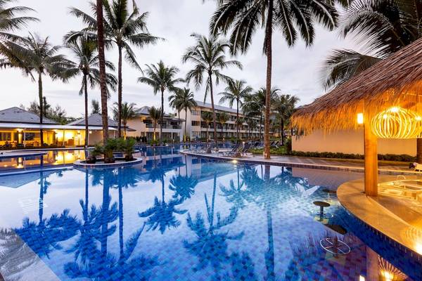 Außenpool des X10 Khaolak Resort bei Nacht mit umliegenden Gebäuden und Palmen