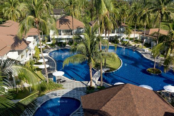 Luftaufnahme des X10 Khaolak Resorts mit zwei großen Swimmingpools und vielen Palmen.