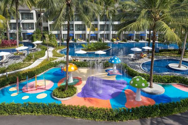 Oberes Stockwerk des X10 Khaolak Resorts mit Swimmingpool und bunten Spielplatz