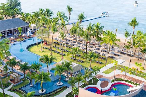 Luftaufnahme des La Flora Khao Lak Resorts mit Pool, Strand und Palmen