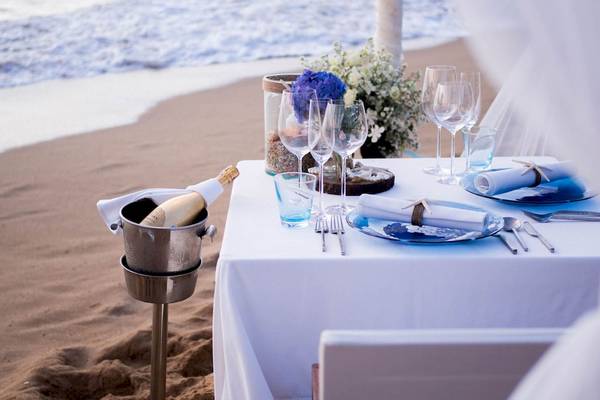 Strandtischdekoration im La Flora Khao Lak mit Flasche und Gläsern