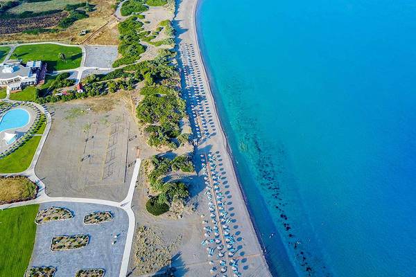 Luftaufnahme des Club Plimmiri Hotels, Strand mit Sonnenliegen und blauem Meer.