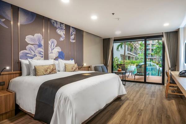 La Flora Khao Lak Hotel Zimmer mit Bett, Poolblick und modernem Design