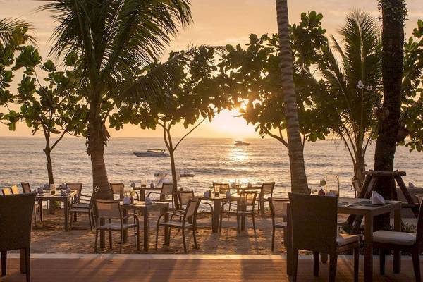 Außenterrasse des La Flora Khao Lak Hotels mit Blick auf den Sonnenuntergang und das Meer